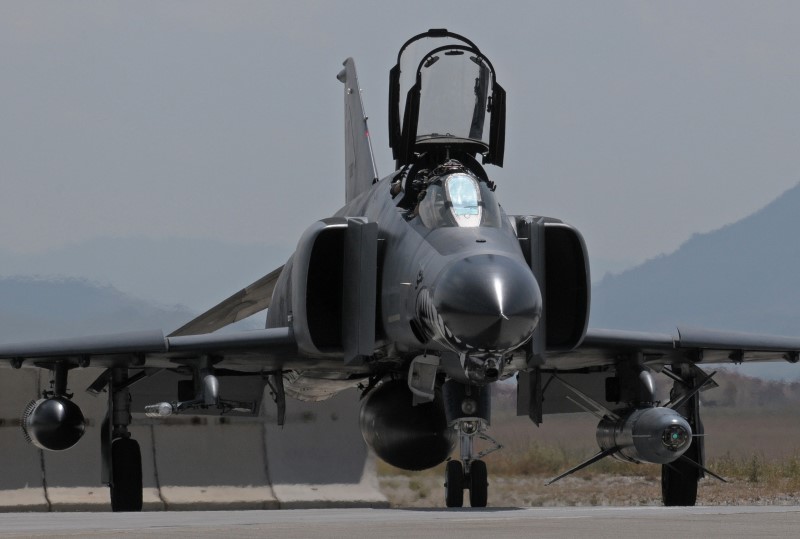 Photo 22.JPG - The F-4E waiting for the ground crew at LCC